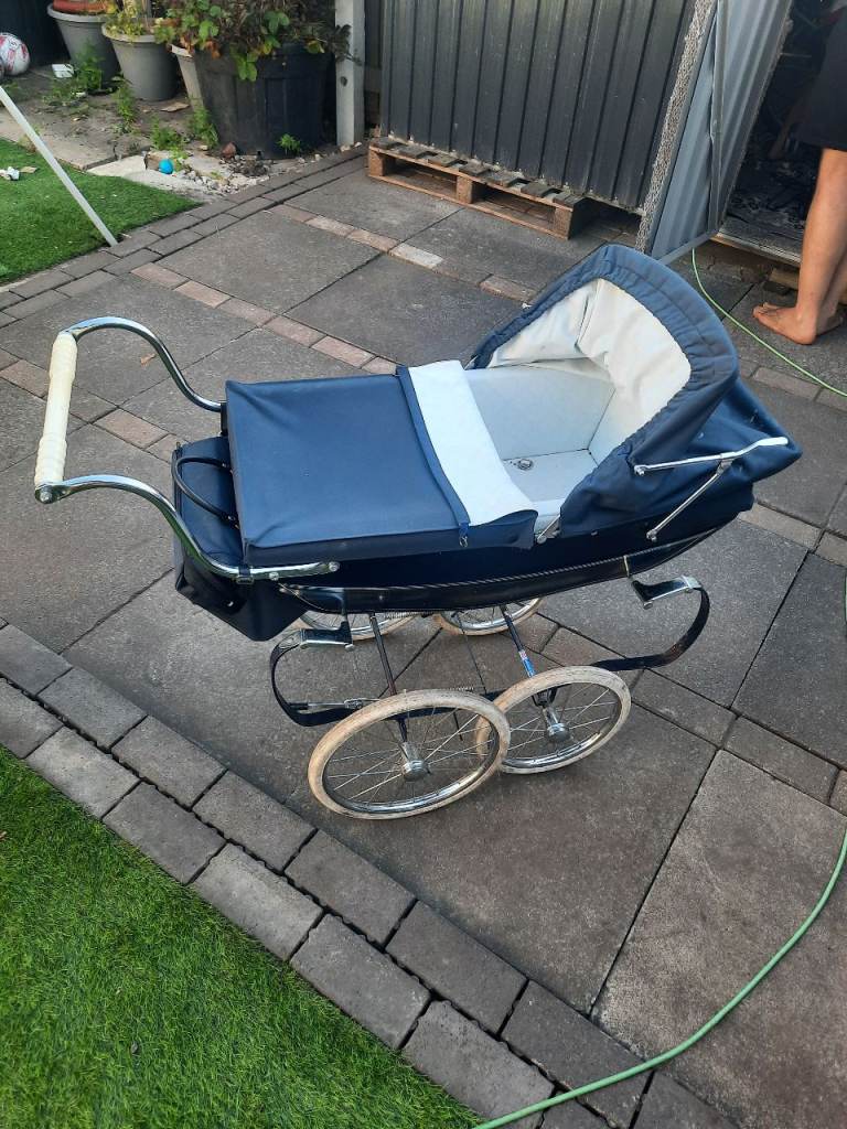 Vintage Navy Blue Pram/Pushchair silver cross – Good Condition