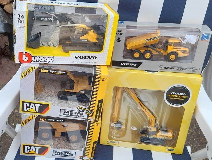 SET OF 5 UNOPENED DIECAST HEAVY EARTH MOVER TOYS - AS NEW.