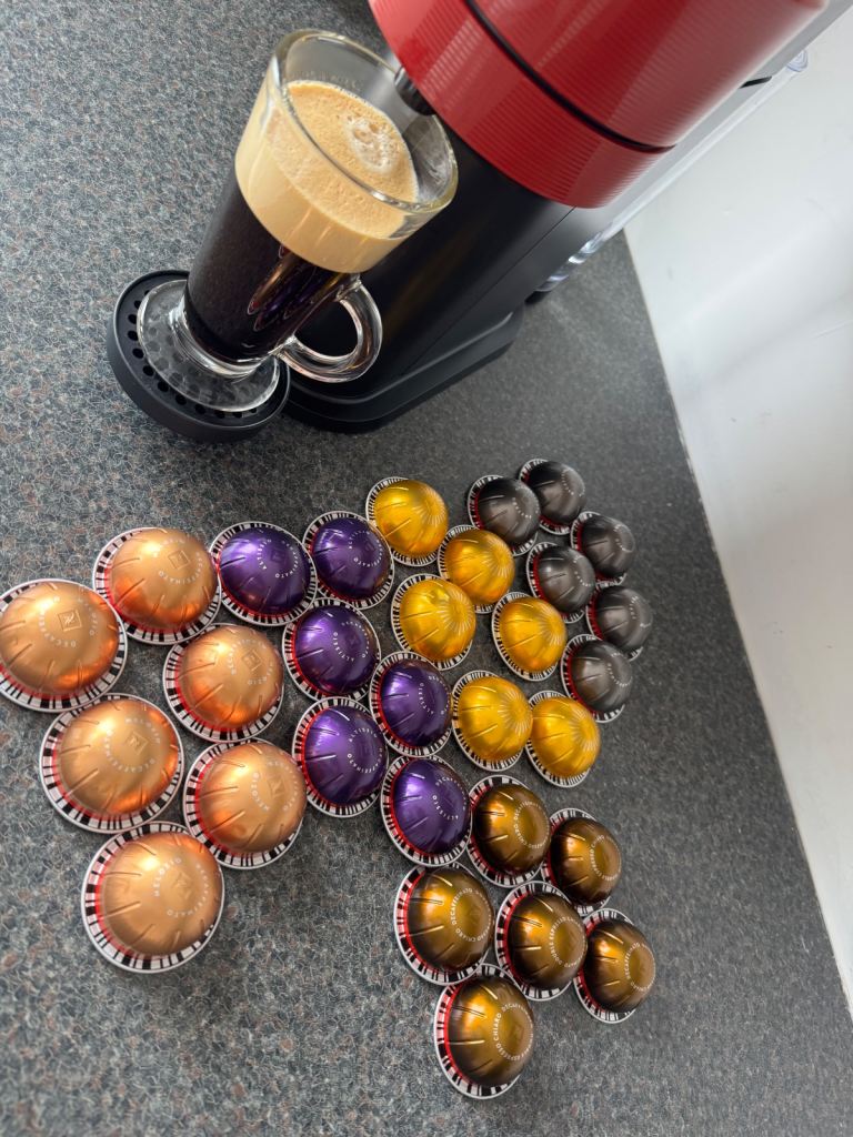Nespresso coffee machine + 30 pods