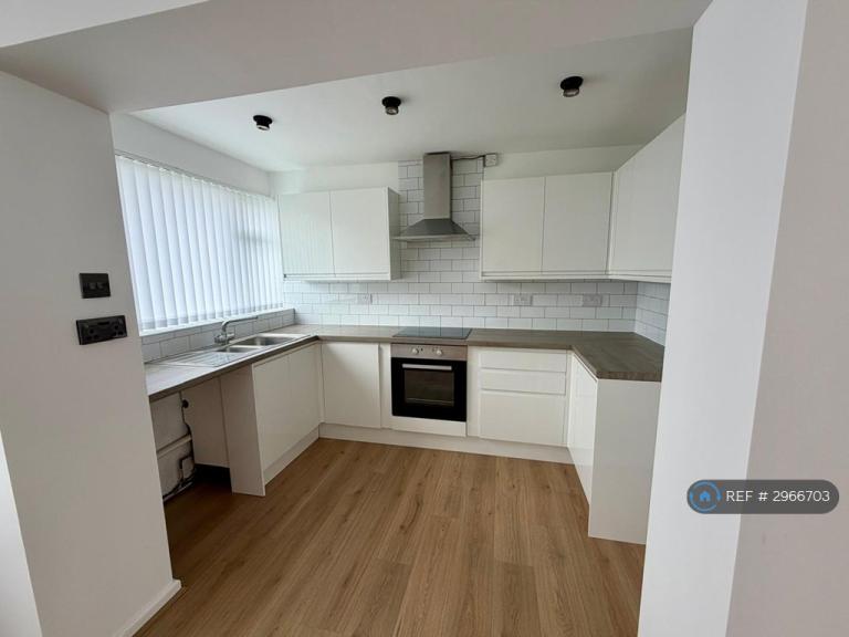 3 bedroom flat in Hurst Green Road, Halesowen, B62 (3 bed) (#2966703)