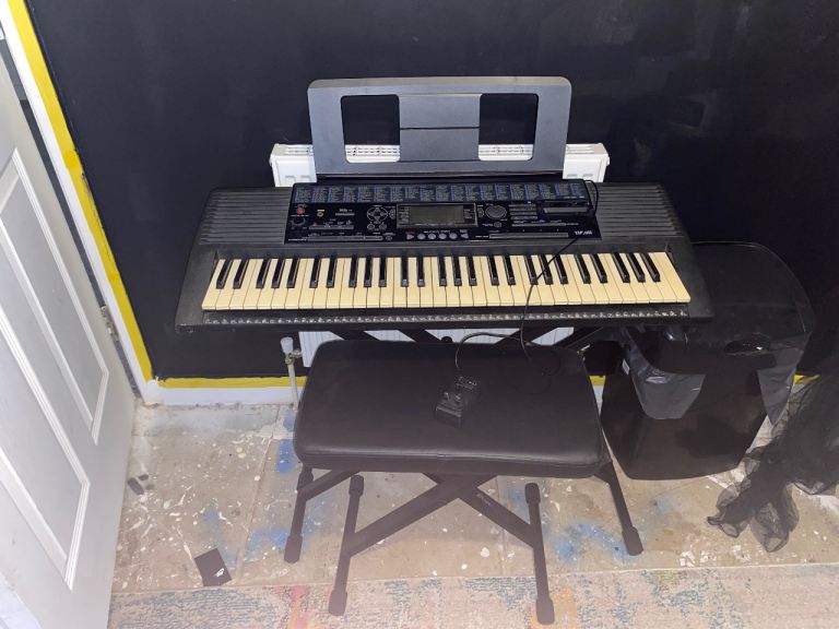 Yamaha PSR-320 Electronic Keyboard with Stand and Stool