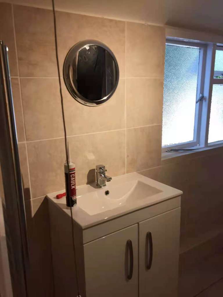 Large single room is available from 18th in a three-bedroom house.