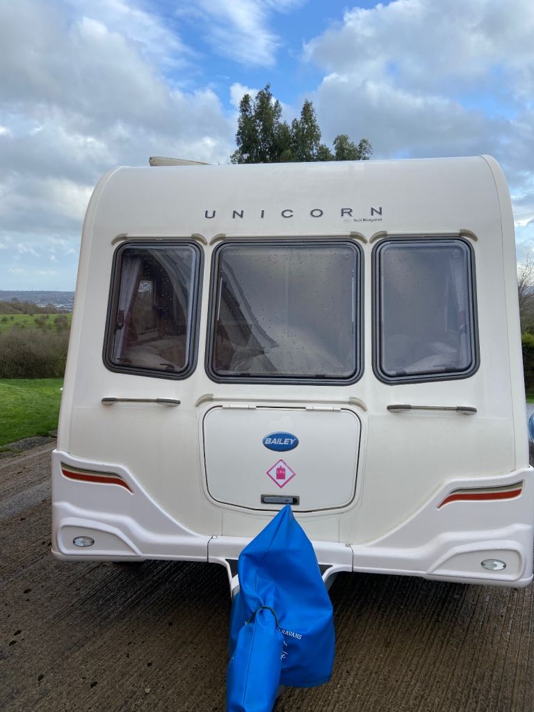2012 Bailey Unicorn Cadiz, fixed single beds & with powrtouch motor mover