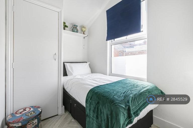 1 bedroom in Cambridge Road, New Malden, KT3 (#2845529)