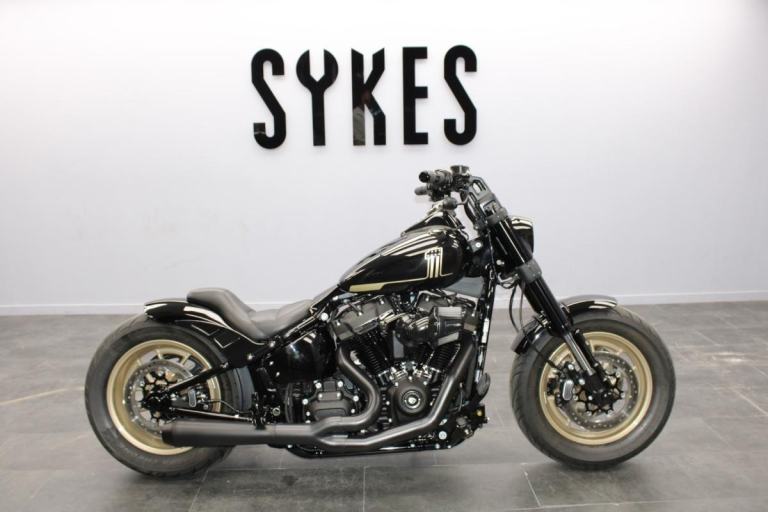 Harley-Davidson FXFBS Softail Fat Bob 114 in Black and Gold  