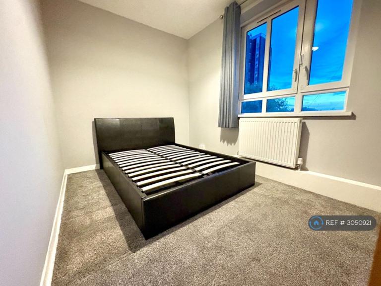 4 bedroom flat in Mary Macarthur House, London, W6 (4 bed) (#3050921)