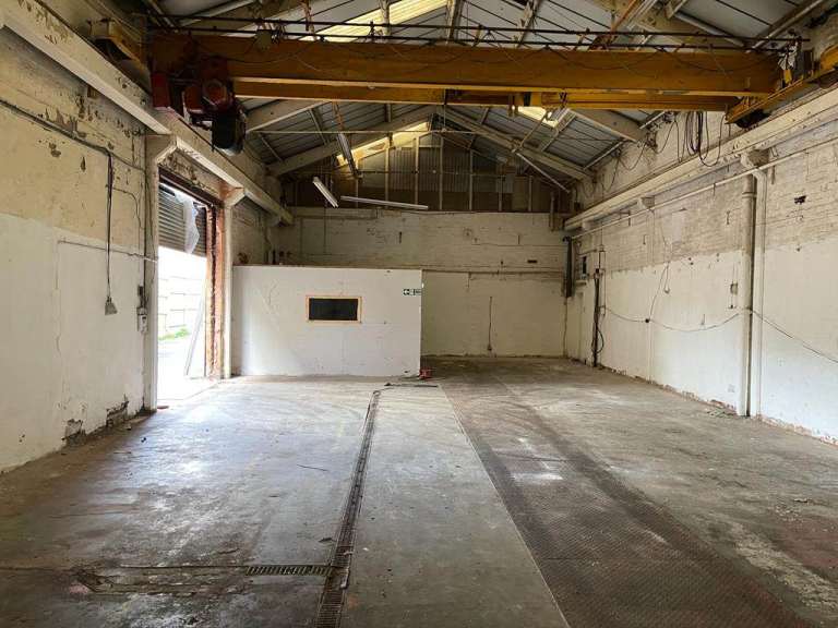 Commercial unit with a large ispray booth 5m x 6m 