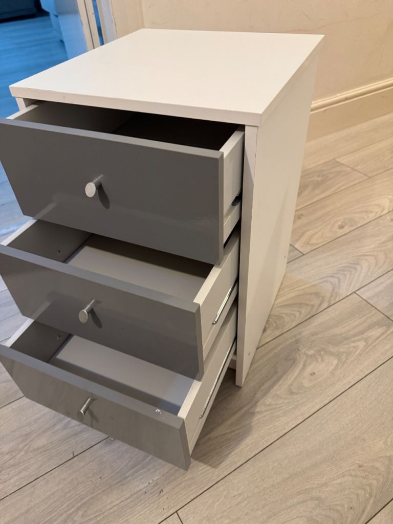 Bed sidetable , Like New