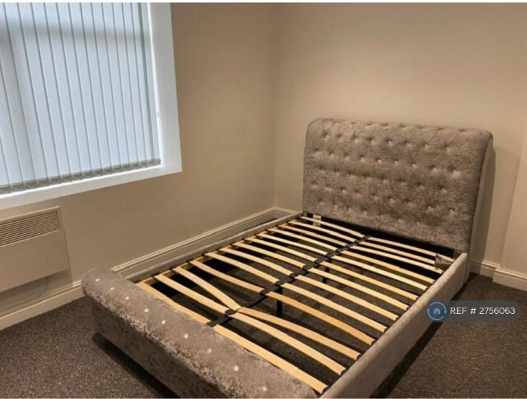 1 bedroom flat in Middleton Road, Royton, Oldham, OL2 (1 bed) (#2756063)