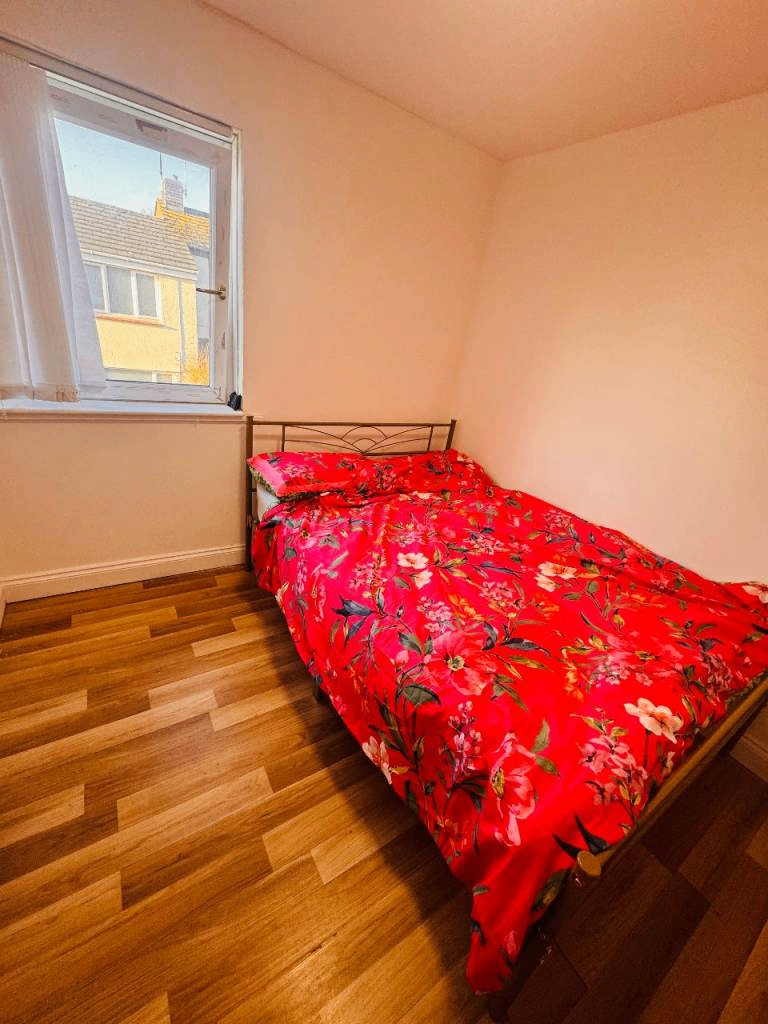 Spacious & Cosy double room for rent SS16 4NA