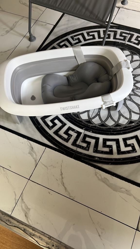 Baby bath with a stand 