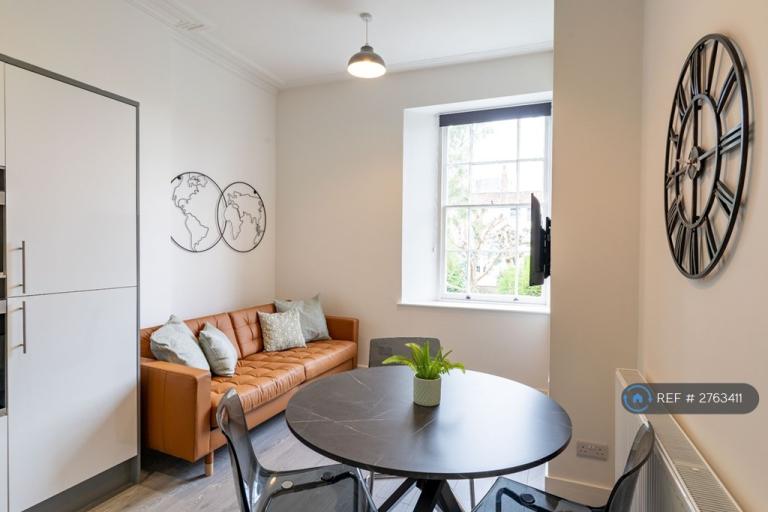 3 bedroom flat in Clifton Park Road, Bristol, BS8 (3 bed) (#2763411)