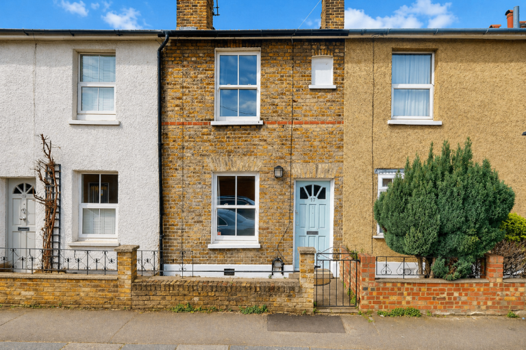 17 Worple Road, Staines upon Thames, Surrey,	TW7 7AZ - AVAILABLE NOW!