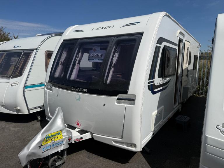 Lunar Lexon 590 Rear Fixed Single Beds Middle Bathroom