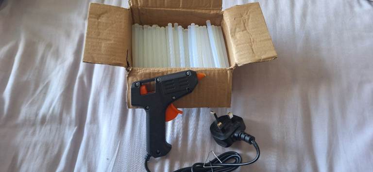 Hot Glue Gun & 100 Glue Sticks Bundle with UK Plug, Box of Hot Glue Sticks
