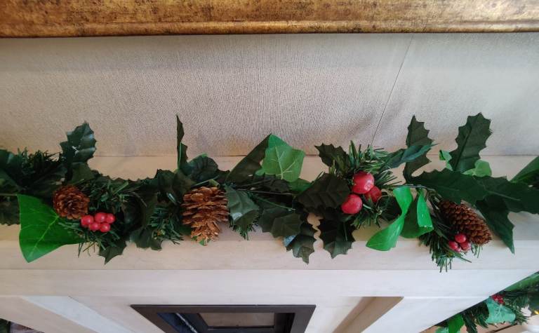 Long 2.4m Christmas Garland With Pine Cones & Red Berries 