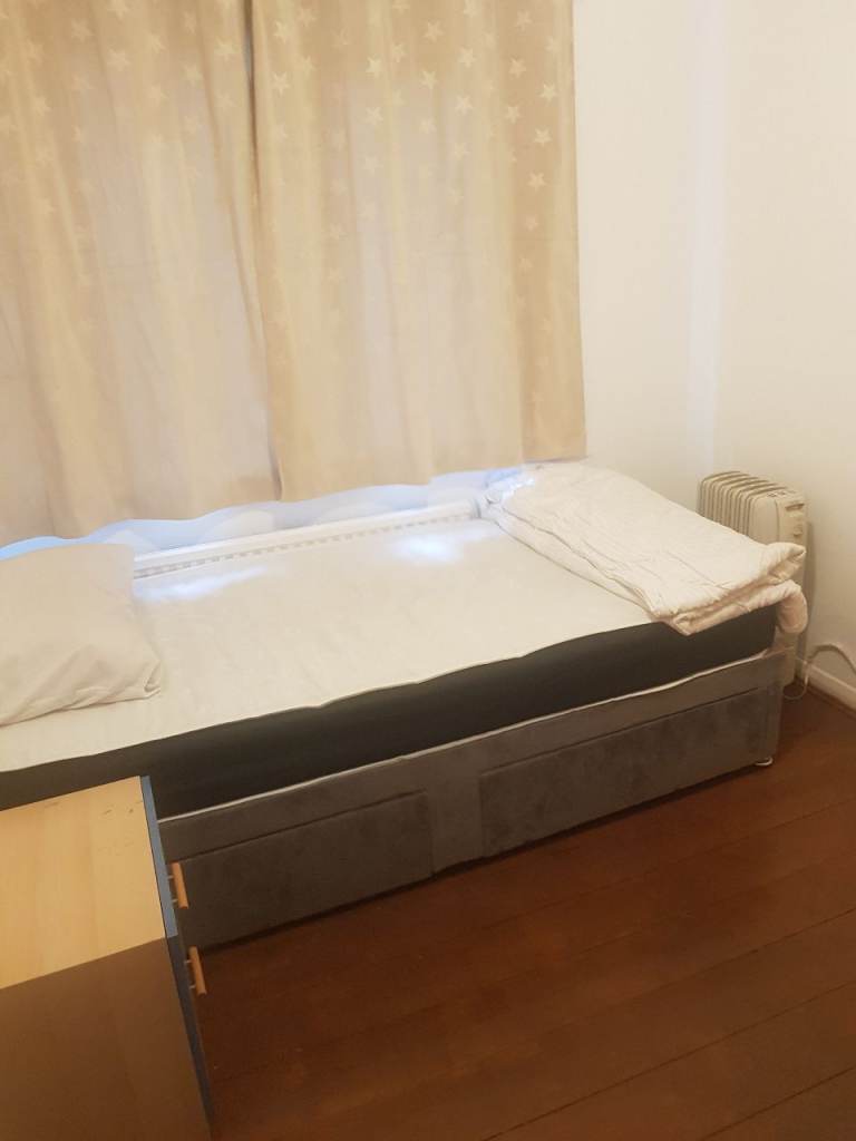 3 Bedroom House  to Rent in Long Drive, East Acton, W3 (CAN BE 4 BEDROOMS WITH NO LOUNGE) 