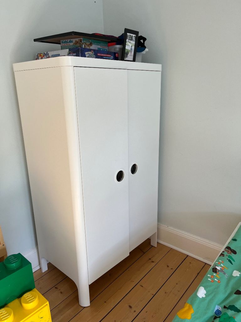 Kids/toddler bed, rug and wardrobe