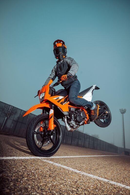 KTM 125 SMC R, 2026, IN STOCK NOW, FREE QUICK SHIFTER, LOW RATE FINANCE.