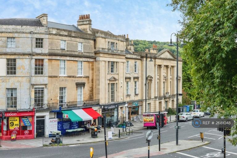 2 bedroom flat in Cleveland Place East, Bath, BA1 (2 bed) (#2681048)