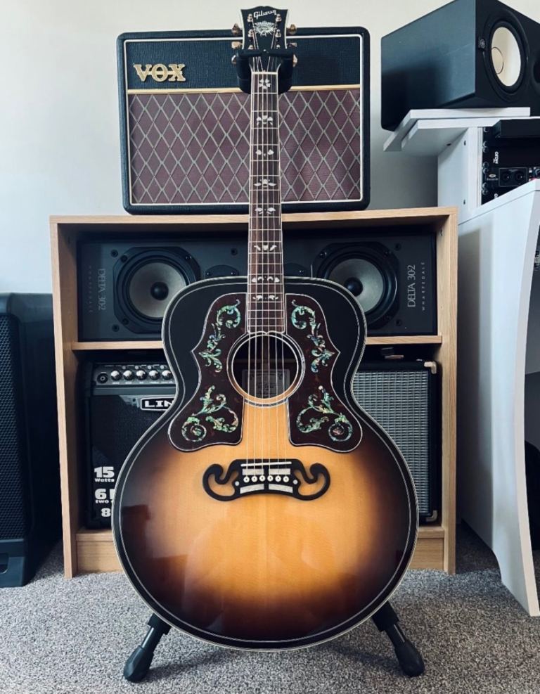 Huge Bargain! Brand New - Gibson SJ-200 - J200 Replica + Gibson Hardshell Case