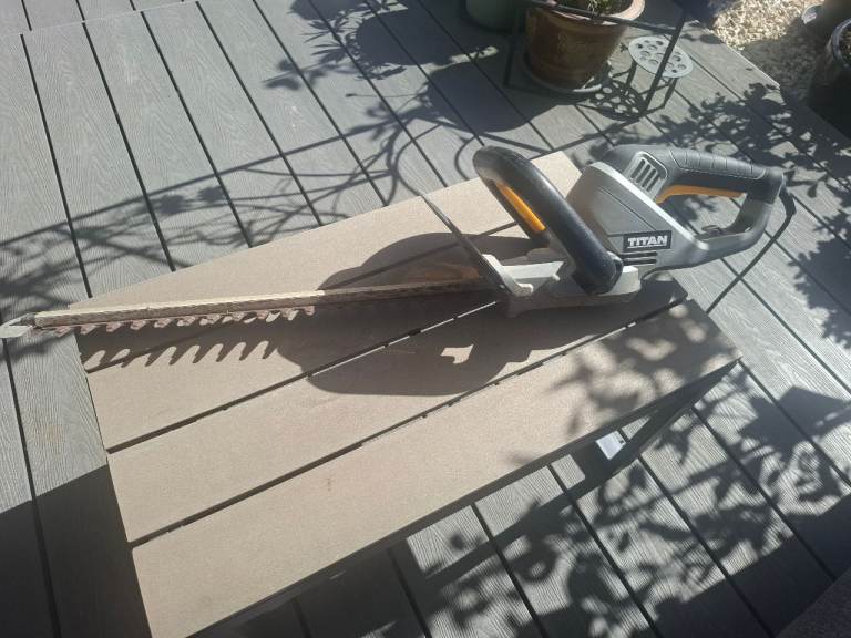 Titan Electric Hedge Trimmer – Good Condition