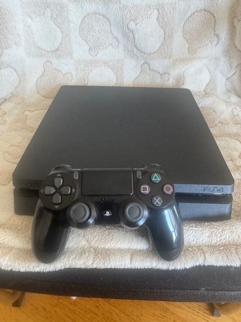 PS4 Slim 