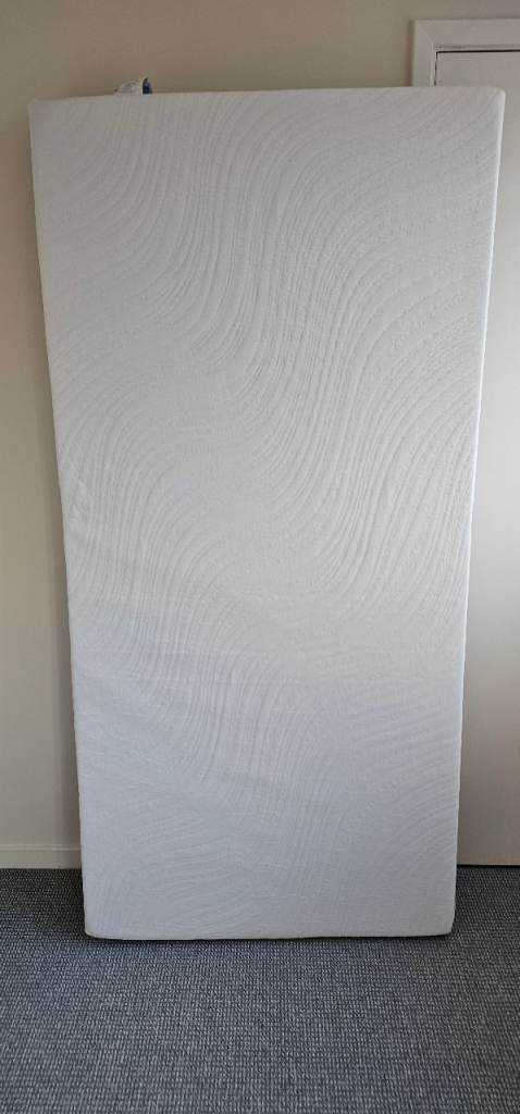 Single memory foam mattress 