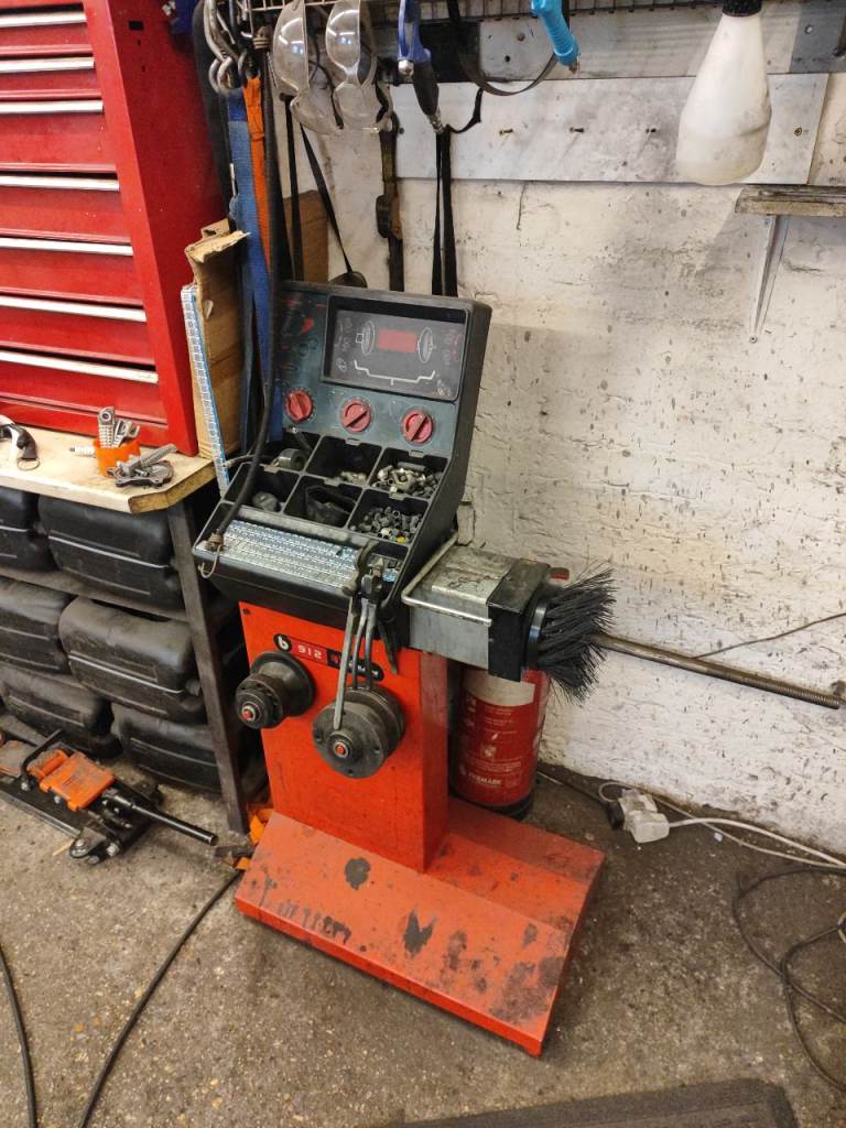 Motorcycle tyre balancing machine John Dean b912