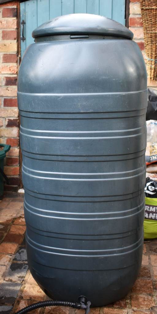 250L WATER BUTT WITH LEAK. CAN BE FIXED OR CUT IN HALF USED AS PLANT CONTAINER AND COMPOSTER
