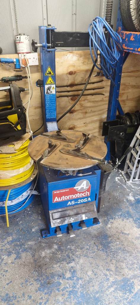 Tyre machine and balancer 