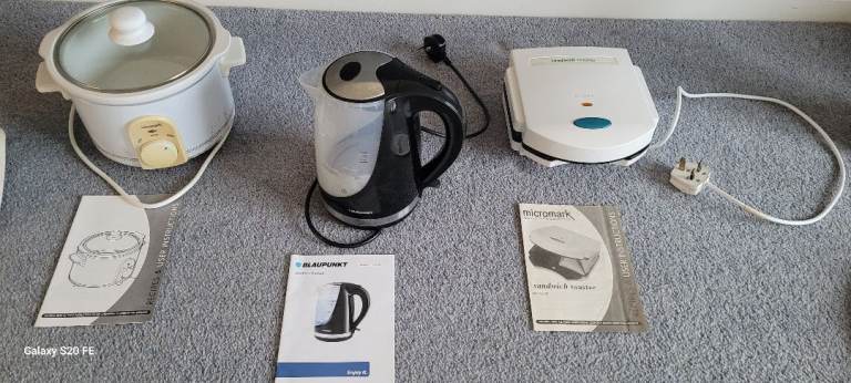 Slow cooker, blender, toastie maker, microwave 