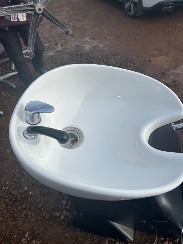Stylish hairdresser backwash units in very good condition 