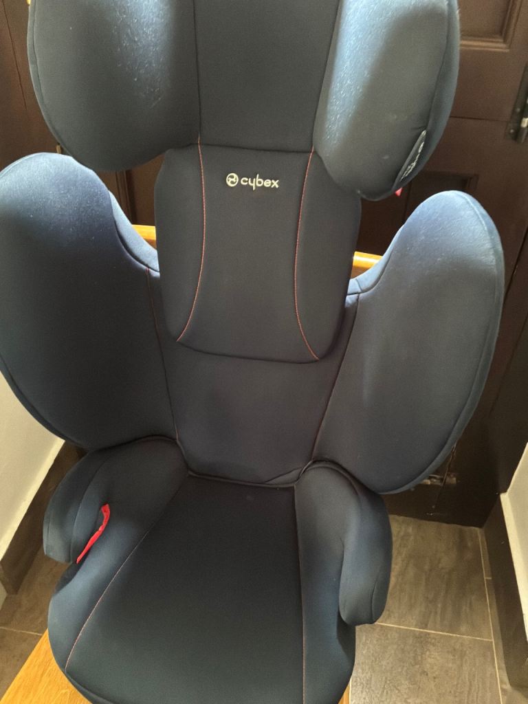 Cybex silver car seat. Suitable for children 15-36 kg.