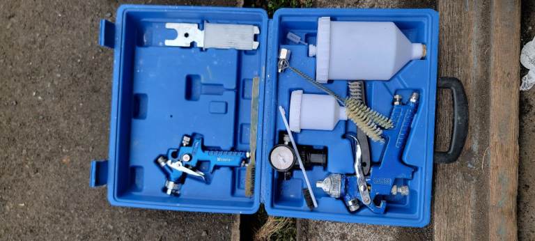 Compressed air spray guns set