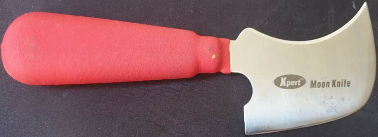 Xpert Moon Knive for glazing professionals to remove weld sprue on PVC uwindows/