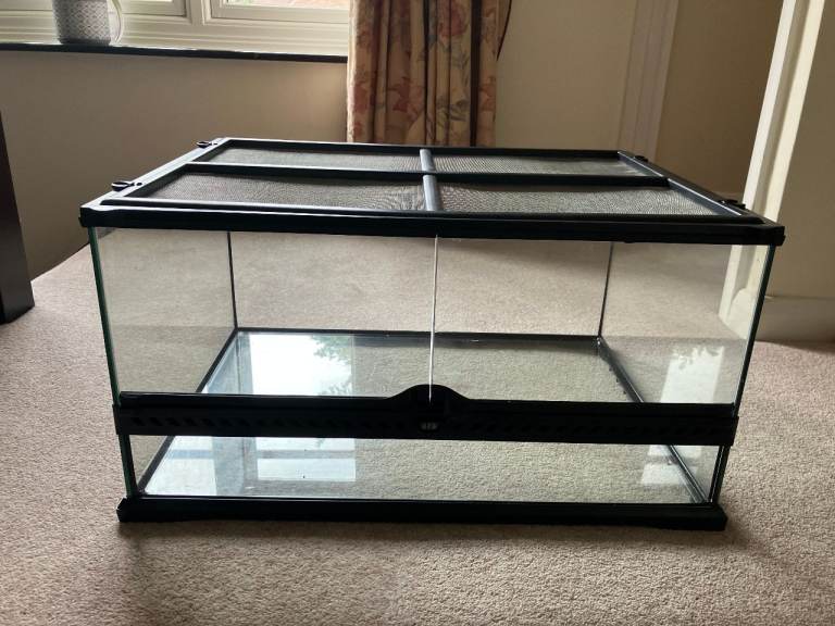 Exo Terra glass terrarium/vivarium 61cm x 45cm x 32 cm + lots of accessories 