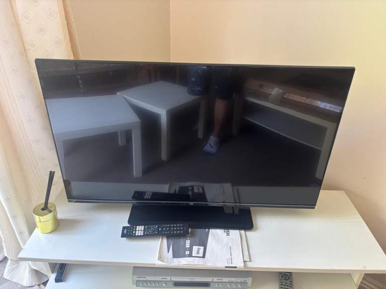 8 Month Old Flat Screen Television with Remote – Good Working Order with WARRANTY!