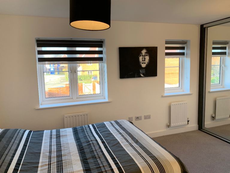MASTER DOUBLE BEDROOM WITH EN-SUITE: TADPOLE GARDEN VILLAGE