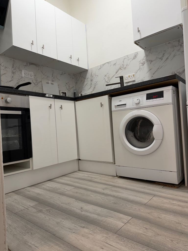 Beautiful Fully Furnished one  Bedroom Flat near the Paisley City Centre — Available Immediately