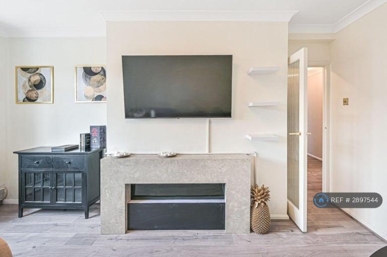 2 bedroom flat in Manor Road, Barnet, EN5 (2 bed) (#2897544)