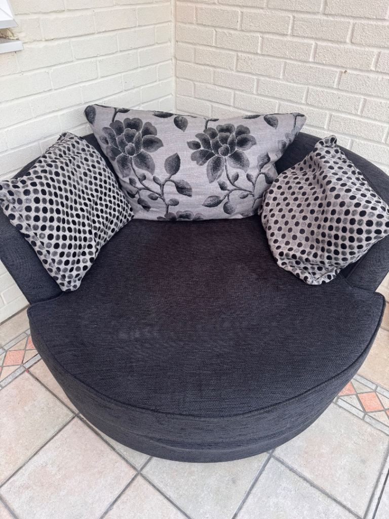 Swivel cuddle chair 