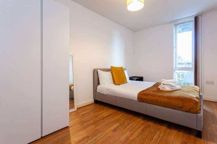 Double Bedroom for a Couple in Trinity Court, M15 6AR – Balcony, City Centre & University Nearby