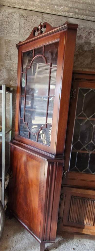 Corner cupboard