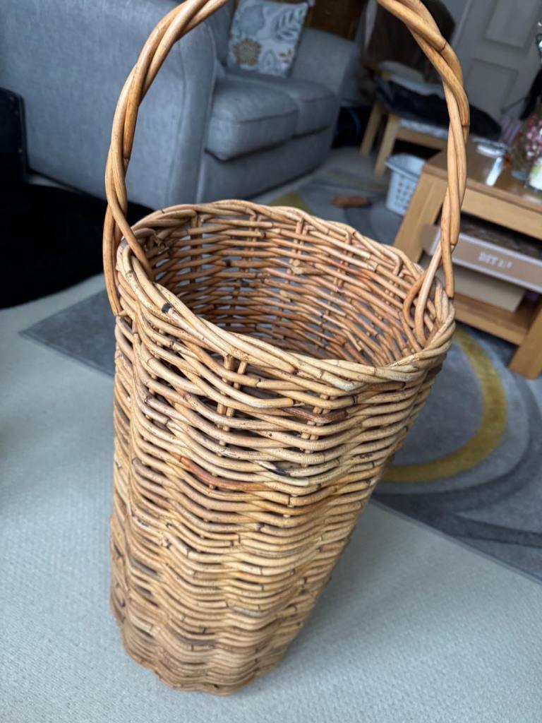 Wicker umbrella stand 