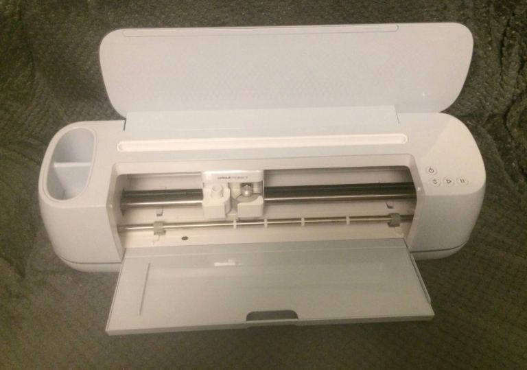 Cricut maker 3 & Vinyl Bundle - will sell separate 