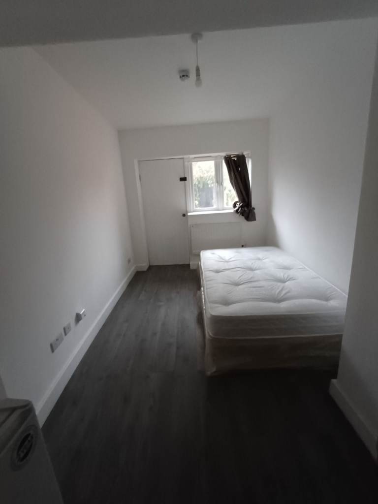 Studio - North Circular Road, NW2 - DSS Only