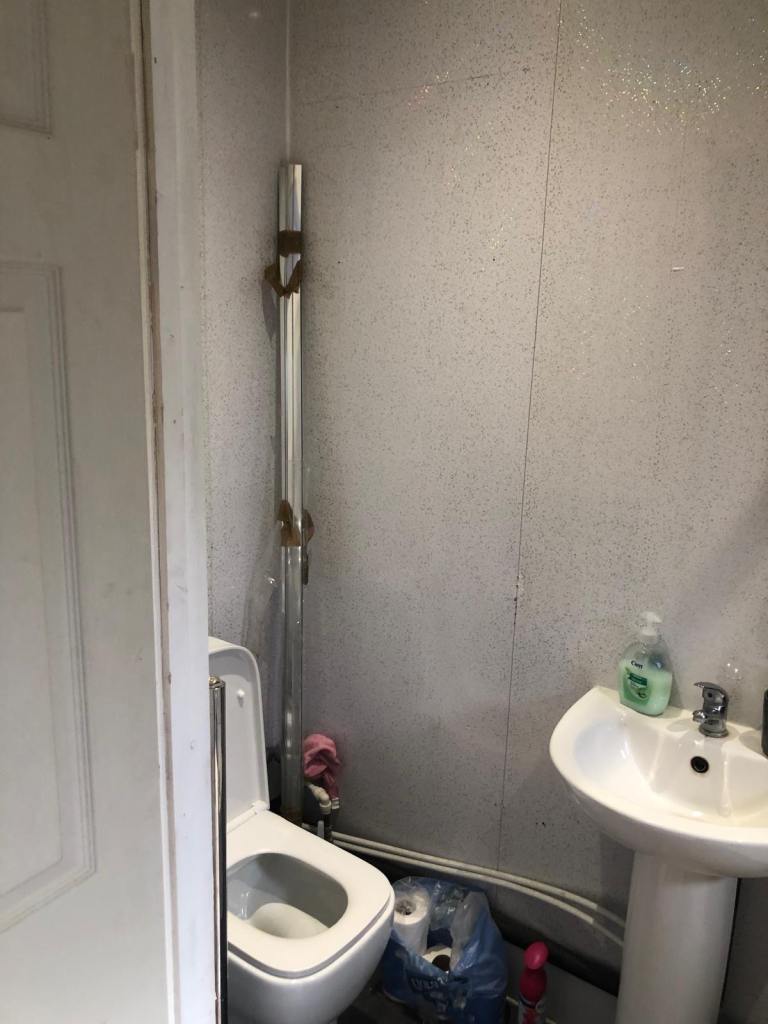 Hi very nice large studio flat for Rent close to station 