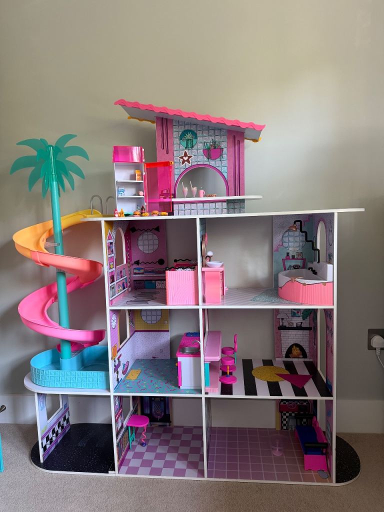 L.O.L. OMG House of Surprises Dollhouse