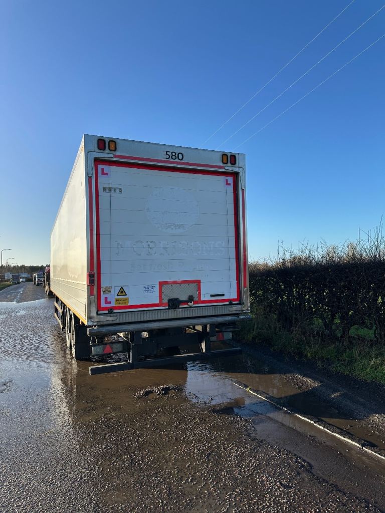 2011 twin axel insulated box trailer 13.6m